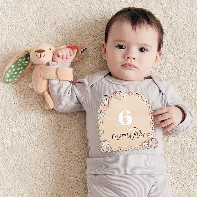 Baby Monthly Milestone Wooden Sign with Numbers and Stand – Natural Wood Milestone Board for Newborn Monthly Growth Photos – Cute 3D Flowers Photo Prop for Baby Milestone Memories (Daisy)